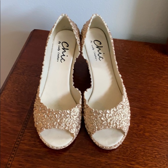 Chic gold rubber shoes - Picture 2 of 4